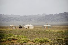 nomad-family-in-Gobi